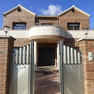 Chalet Moderno Con Piscina En Calafell